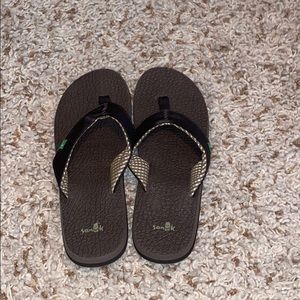Sanuk brown flip flop sandals size 7